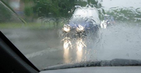 Езда на машине во время дождя