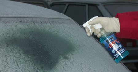 Как убрать наледь на стеклах автомобиля?